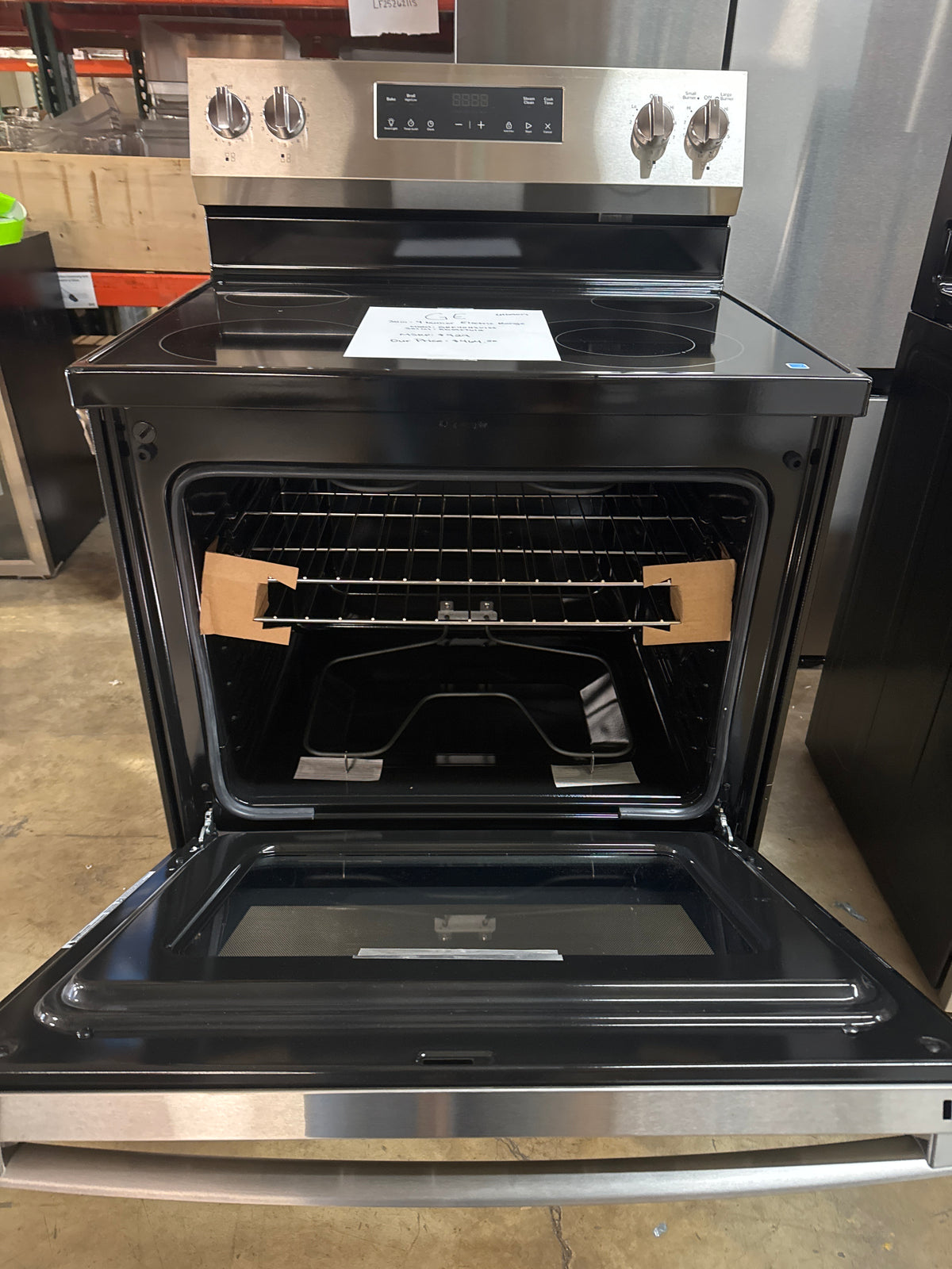 GE 30in Electric Range Model#GRF40HSV1SS Serial#RD092761Q (HD901)